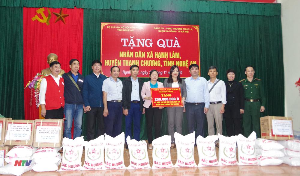 Đoàn tặng quà cho người dân xã Hạnh Lâm, huyện Thanh Chương.