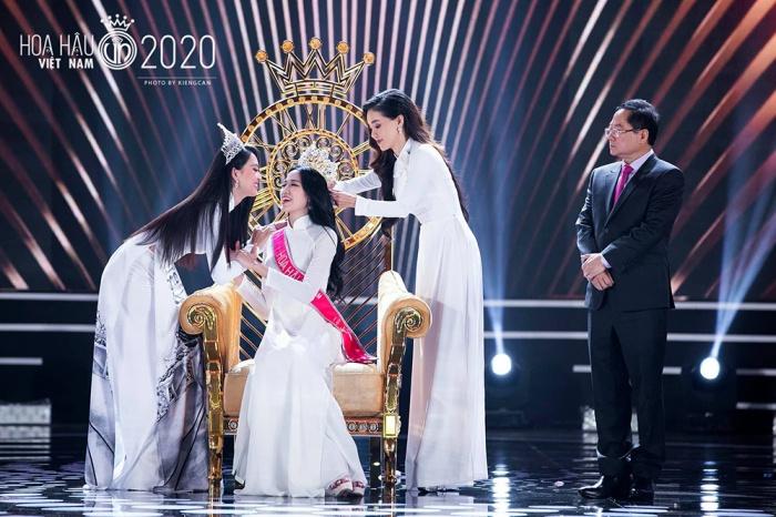Hoa hậu Tiểu Vy trao vương miện cho Đỗ Thị Hà