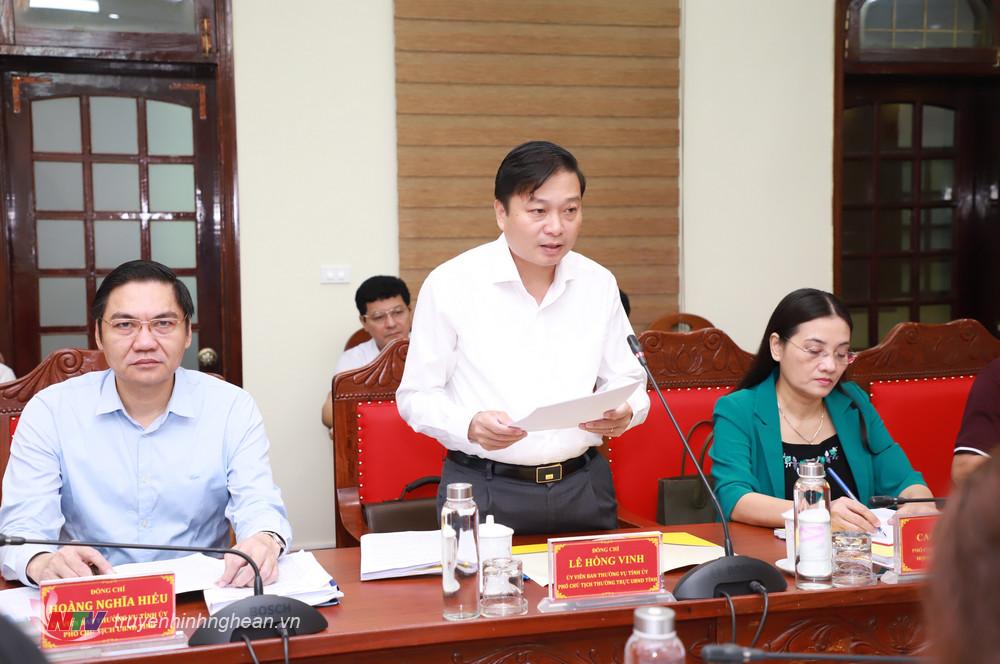 Phó Chủ tịch Thường trực UBND tỉnh Lê Hồng Vinh trình bày báo cáo về kinh tế - xã hội. 