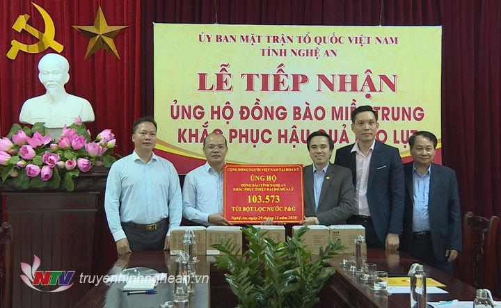 Đoàn công tác của Bộ Ngoại giao trao tặng gần 104 nghìn túi lọc nước khử khuẩn cho tỉnh Nghệ An. 