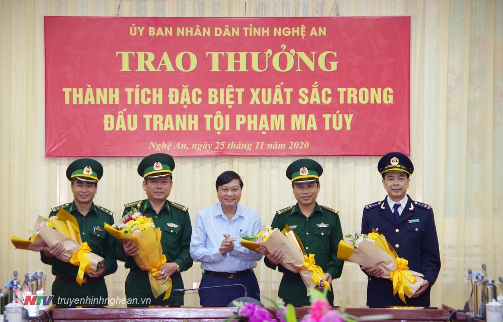 Đồng chí Lê Hồng Vinh - Phó Chủ tịch Thường trực UBND tỉnh Nghệ An trao thưởng cho Ban Chuyên án