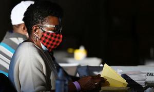 Nhân viên bầu cử đang kiểm phiếu tại Atlanta, bang Georgia hôm 5/11. Ảnh: Reuters.