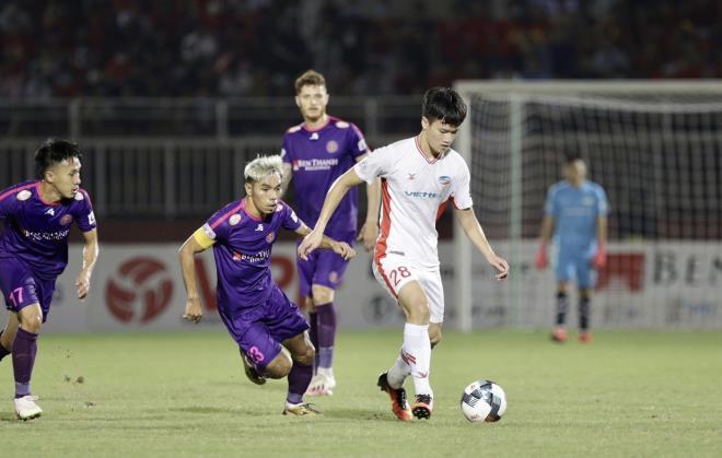Viettel (áo trắng) gặp áp lực lớn trước Sài Gòn FC. 