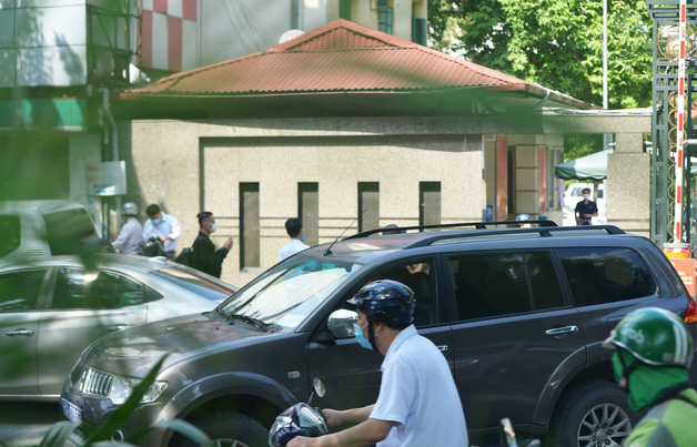 Sáng ngày 4/11, khoảng 3 xe ô tô của cơ quan công an cùng đại diện Viện kiểm sát đi vào trụ sở Bộ Y tế trên đường Giảng Võ để làm việc (Ảnh: Dân trí)