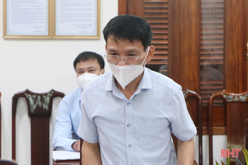 Giám đốc Trung tâm Y tế TP Hà Tĩnh Nguyễn Xuân Kháng báo cáo tình hình triển khai các công tác phòng chống dịch bệnh trên địa bàn.