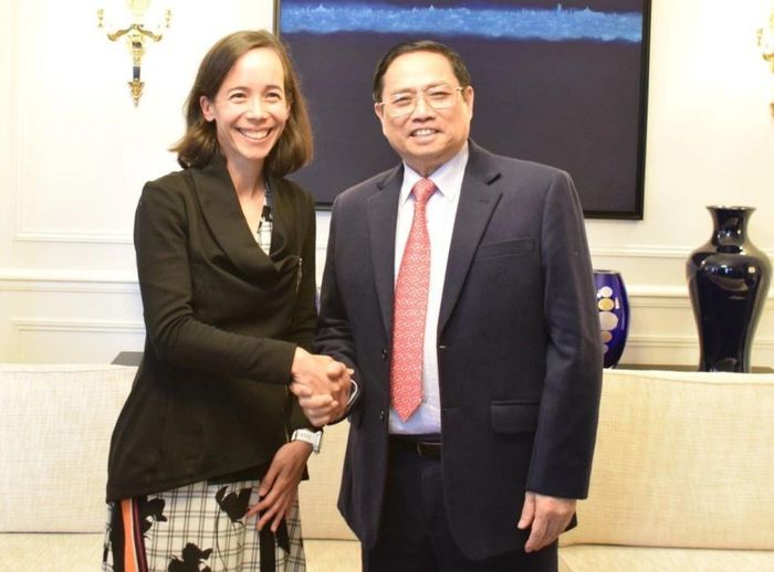 Thủ tướng Phạm Minh Chính và Giám đốc điều hành Chương trình Tiếp cận vaccine toàn cầu COVAX, bà Aurélia Nguyễn.
