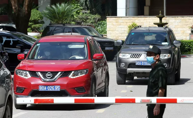 Lực lượng chức năng rời khỏi Trụ sở Bộ Y tế sau khi thực hiện khám xét nơi làm việc của bị can Trương Quốc Cường (Ảnh: TTXVN)