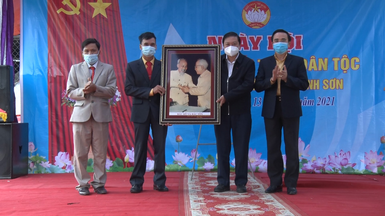 Phó Chủ tịch Thường trực UBND tỉnh Lê Hồng Vinh trao tặng quà cho xã
