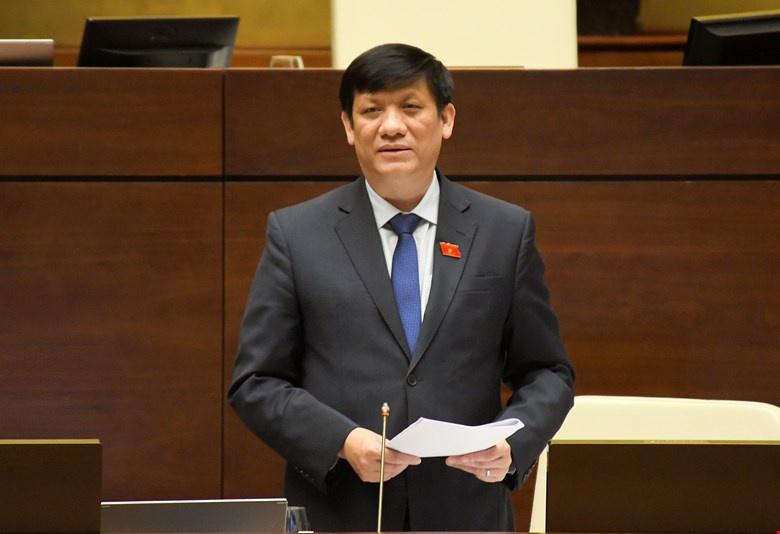 Bộ trưởng Y tế Nguyễn Thanh Long là thành viên Chính phủ đầu tiên đăng đàn trả lời chất vấn tại kỳ họp thứ hai. 
