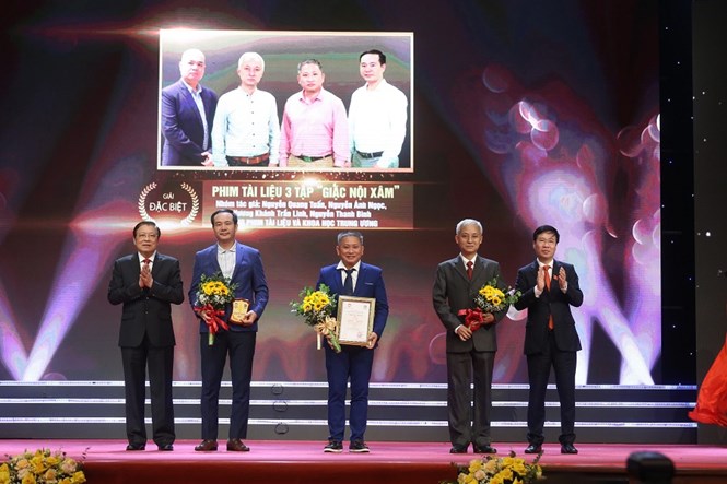 Thường trực Ban Bí thư Võ Văn Thưởng và Trưởng Ban Nội chính Trung ương Phan Đình Trạc trao giải đặc biệt cho nhóm tác giả đoạt giải. 
