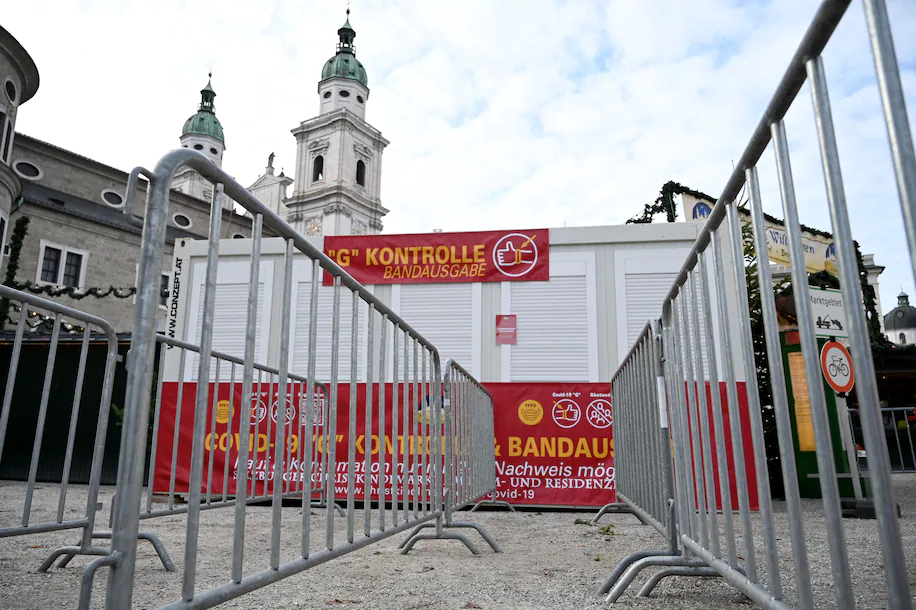 Lối vào chợ Giáng sinh bị đóng cửa ở Salzburg, Áo, vào ngày 19/11. Ảnh: AFP.