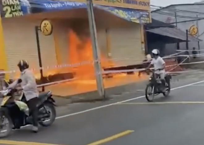 Vụ cháy xảy ra tại cửa hàng Điện Máy Xanh ở Trà Vinh. Ảnh: M.A.