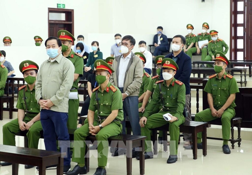 Từ trái qua, Phan Văn Anh Vũ, Nguyễn Duy Linh, Hồ Hữu Hòa tại hàng ghế dành cho các bị cáo. Ảnh: TTXVN