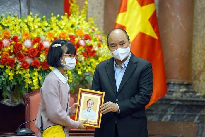 Chủ tịch nước Nguyễn Xuân Phúc tặng các bạn trẻ chân dung Chủ tịch Hồ Chí Minh