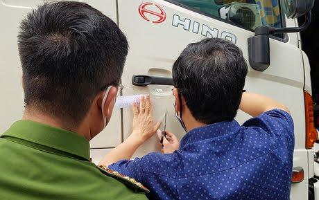 Cảnh sát niêm phong 2 xe bồn gần 50.000 m3 xăng của Công ty Biên Khoa.