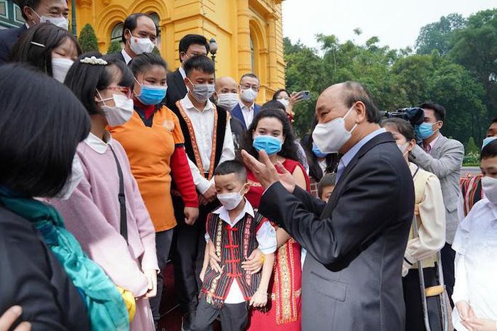 Chủ tịch nước Nguyễn Xuân Phúc gặp gỡ thân mật các bệnh nhi ung thư, bệnh hiểm nghèo, chất độc da cam, tàn tật, khuyết tật, tự kỷ và trẻ mồ côi -