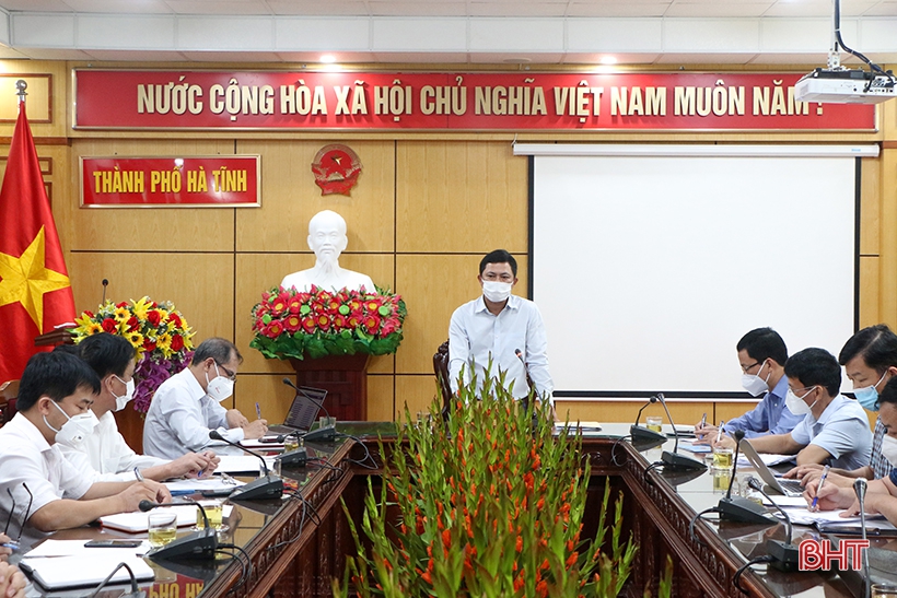 Sáng 5/11, Phó Chủ tịch UBND tỉnh Lê Ngọc Châu chủ trì họp khẩn với Sở Y tế và UBND thành phố Hà Tĩnh để chỉ đạo một số nội dung cấp bách phòng, chống dịch COVID-19.