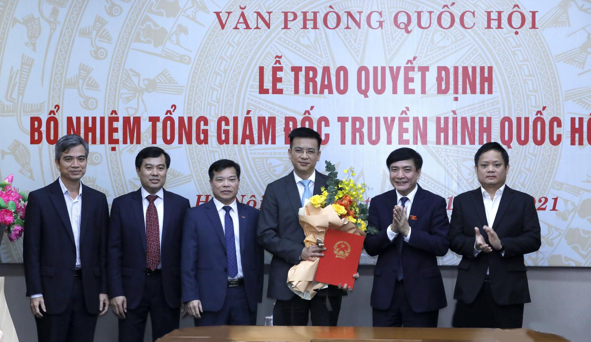 Chủ nhiệm Văn phòng Quốc hội Bùi Văn Cường trao quyết định bổ nhiệm Tổng Giám đốc Truyền hình Quốc hội Lê Quang Minh. 