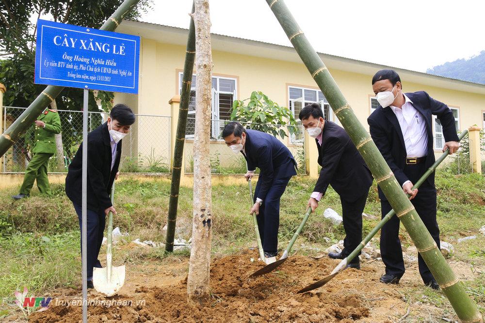 5.Phó Chủ tịch UBND tĩnh cùng lãnh đạo huyện Tương Dương trồng cây đại đoàn kết