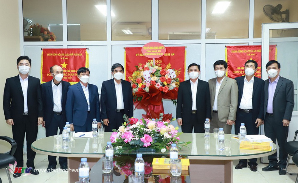 Đoàn công tác của tỉnh tặng hoa chúc mừng Hội Cựu giáo chức nhân ngày Nhà giáo Việt Nam.