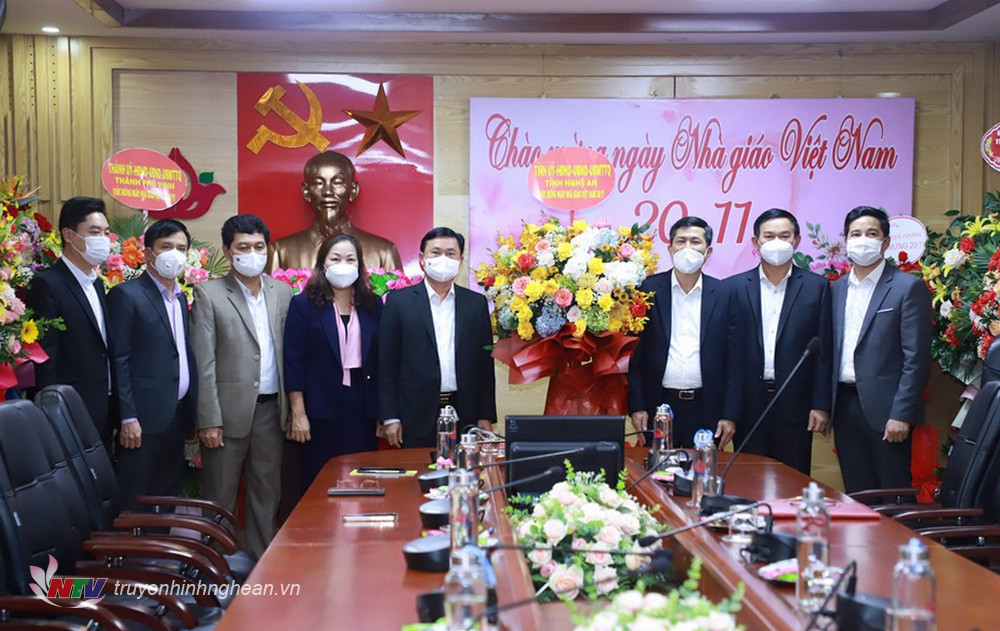 Đoàn công tác Tỉnh ủy, HĐND, UBND, Ủy ban MTTQ Việt Nam tỉnh Nghệ An tặng hoa chúc mừng Sở GD&ĐT.