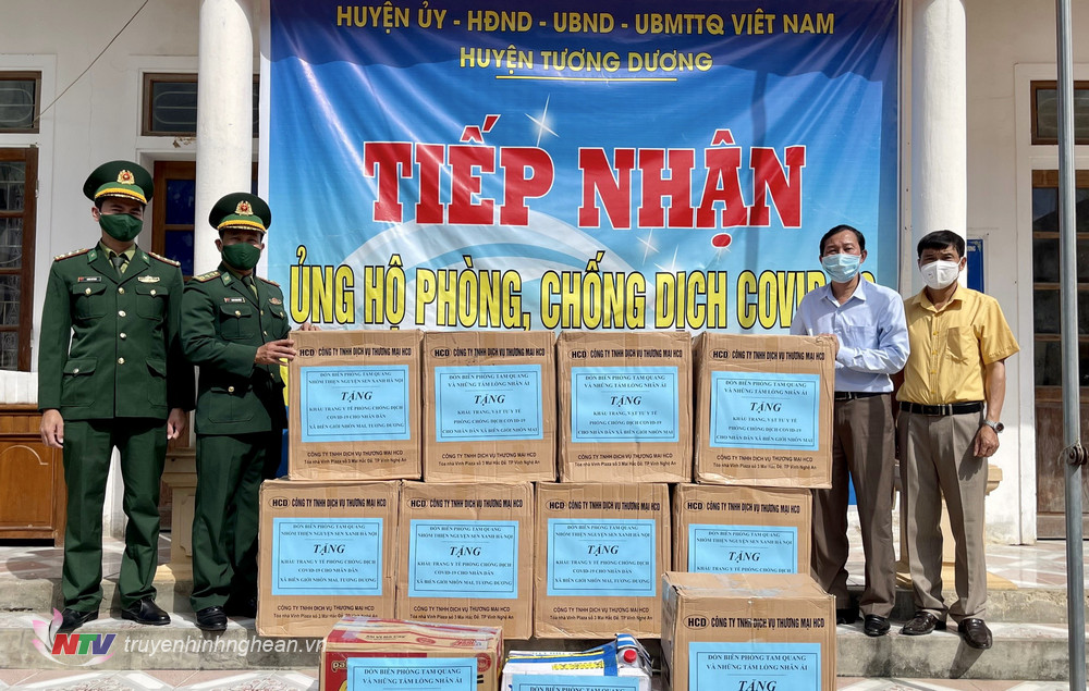 Đồn BP Tam Quang trao tặng khẩu trang, vật tư y tế cho đại diện MTTQ huyện Tương Dương để hỗ trợ cho xã Nhôn Mai, huyện Tương Dương