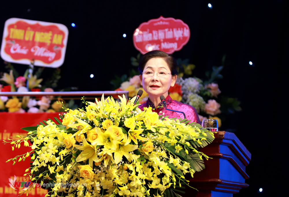 Bà Trần Thị Hương, Phó Chủ tịch Trung ương Hội Liên hiệp phụ nữ Việt Nam phát biểu tại Đại hội.