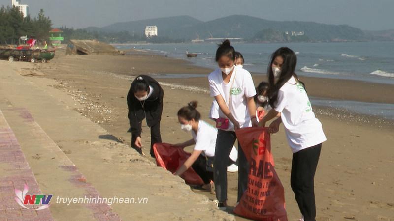 Các đoàn viên thanh niên chung tay làm sạch bờ biển.