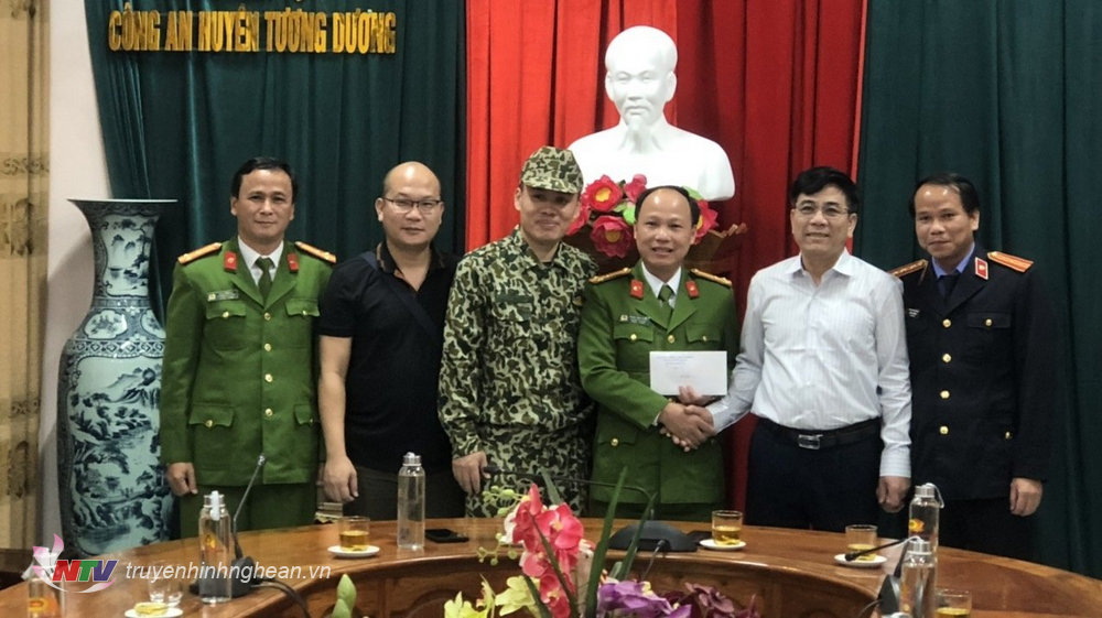 Lãnh đạo UBND huyện Tương Dương trao thưởng đột xuất.