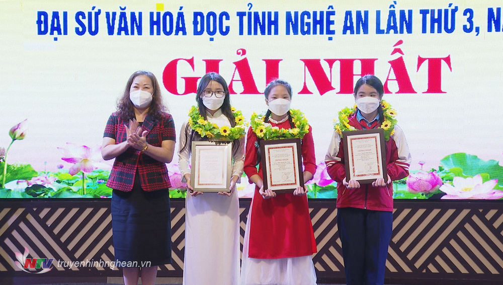 Đồng chí Nguyễn Thị Thu Hường - Ủy viên Ban Thường vụ, Trưởng ban Tuyên giáo Tỉnh ủy trao giải Nhất cho các thí sinh. 