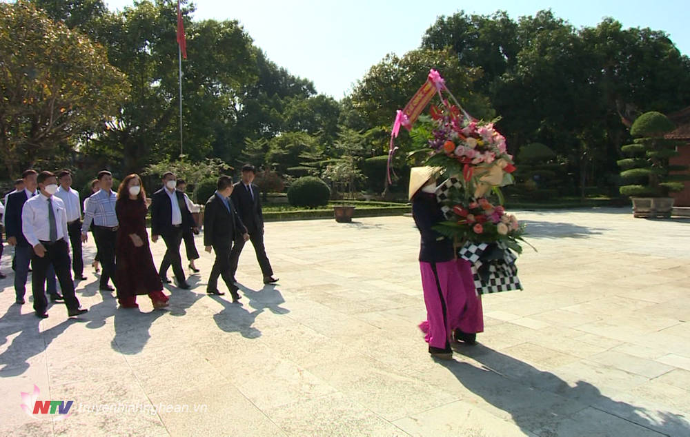 Đồng chí Lê Quốc Minh cùng đoàn đại biểu về dâng hoa, dâng hương tại Khu Di tích Quốc gia đặc biệt Kim Liên, Nam Đàn, Nghệ An. 