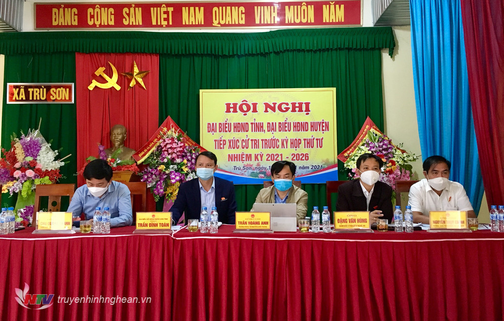 Các đại biểu tham gia tiếp xúc cử tri tại huyện Đô Lương.