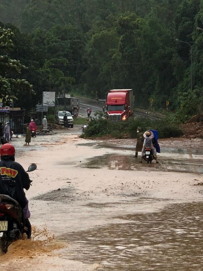Hiện trường sau vụ sạt lở trên Quốc lộ 1D đoạn qua địa bàn TP Quy Nhơn