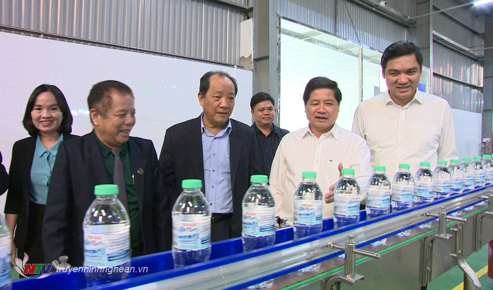 Thứ trưởng Lê Quốc Doanh và đoàn công tác tới khảo sát dây chuyền sản xuất nước khoáng của Tổng công ty cổ phần VTNN Nghệ An.