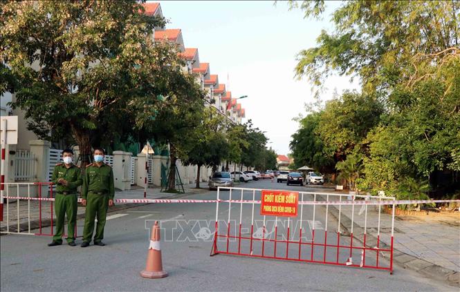 Lực lượng chức năng tại chốt chống dịch ở đường có quán Boon BBQ, có địa chỉ tại Khu liền kề 5-6, Khu đô thị Vinhome thành phố Hà Tĩnh. 