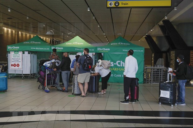 Hành khách xếp hàng chờ xét nghiệm COVID-19 tại sân bay quốc tế OR Tambo ở Johannesburg, Nam Phi.