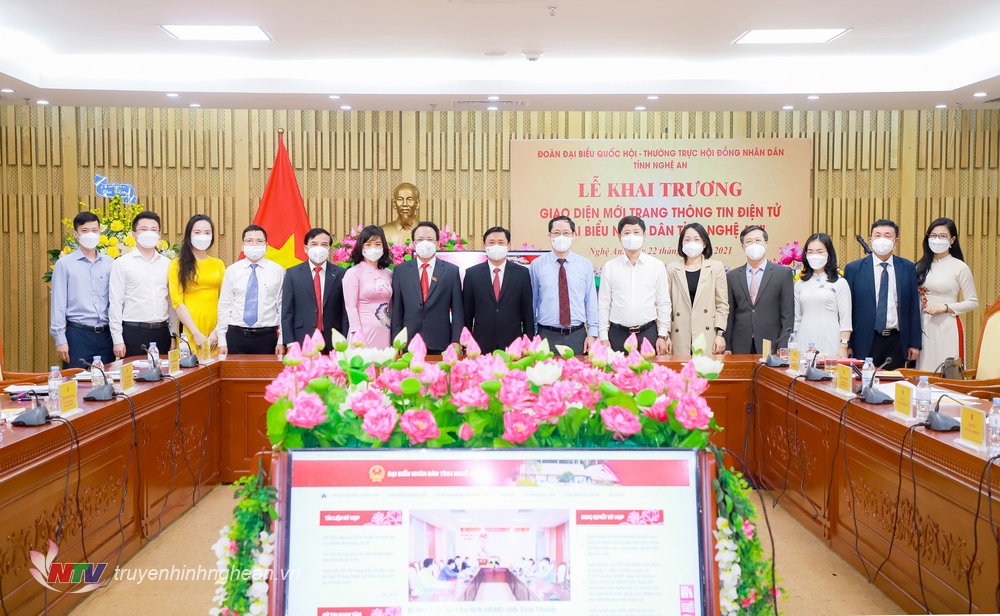 Các đồng chí Thường trực HĐND tỉnh và các đại biểu chụp ảnh lưu niêm với Ban Biện tập Trang thông tin điện tử Đại biểu nhân dân tỉnh Nghệ An.