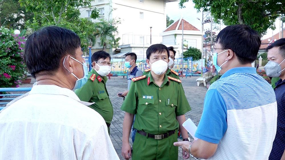 Đại tá Lê Phú Thạnh, Phó Giám đốc Công an tỉnh An Giang chỉ đạo công tác khám nghiệm và điều tra tại hiện trường. Ảnh: Tiến Tầm