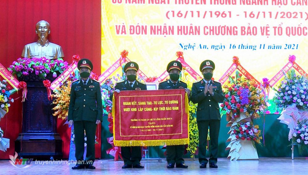 Trung tướng Trần Võ Dũng, Bí thư Đảng ủy, Chính ủy Quân khu đã trao bức trướng của Thường vụ Đảng ủy, Bộ Tư lệnh Quân khu tặng Cục Hậu cần.