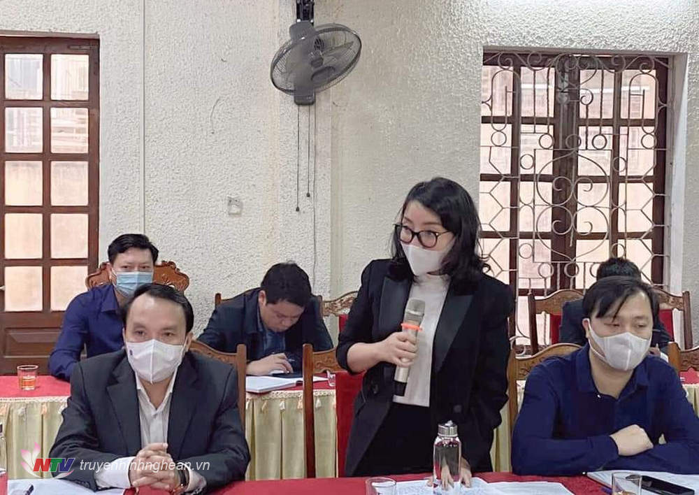 Bí thư Huyện uỷ Hưng Nguyên Nguyễn Thị Thơm phát biểu tại cuộc làm việc.