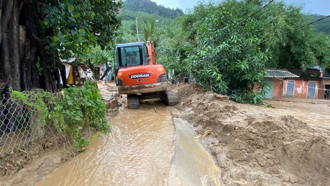Bùn đất ngập tại các con đường thôn Chánh Thắng.