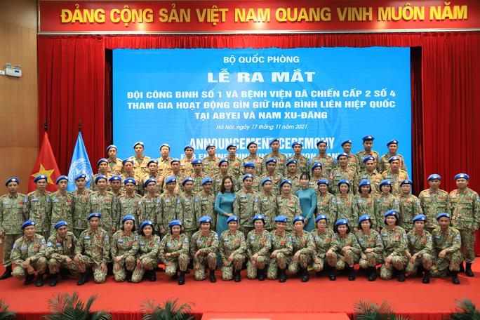 Đại diện Đội Công binh số 1 - Đội Công binh đầu tiên của Việt Nam tham gia hoạt động gìn giữ hòa bình Liên Hiệp Quốc.