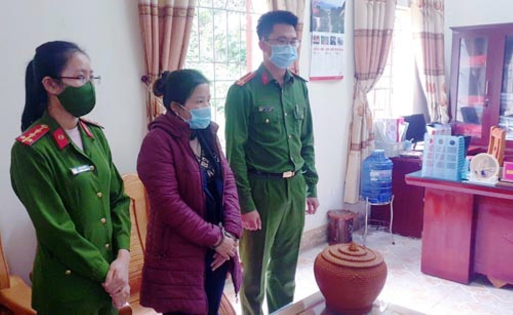 Cơ quan CSĐT đọc quyết định khởi tố, tiến hành bắt tạm giam bà Nguyễn Thị Ngọc Ánh.