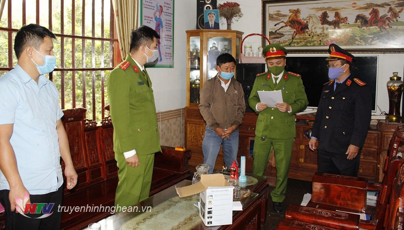 Cơ quan chức năng tiến hành khám xét nhà riêng của đối tượng Hoàng Hữu Sơn. 