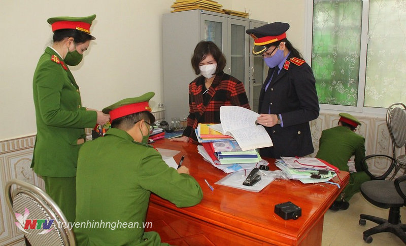 Cơ quan chức năng tiến hành khám xét nơi làm việc của đối tượng Thái Thị Vinh. 