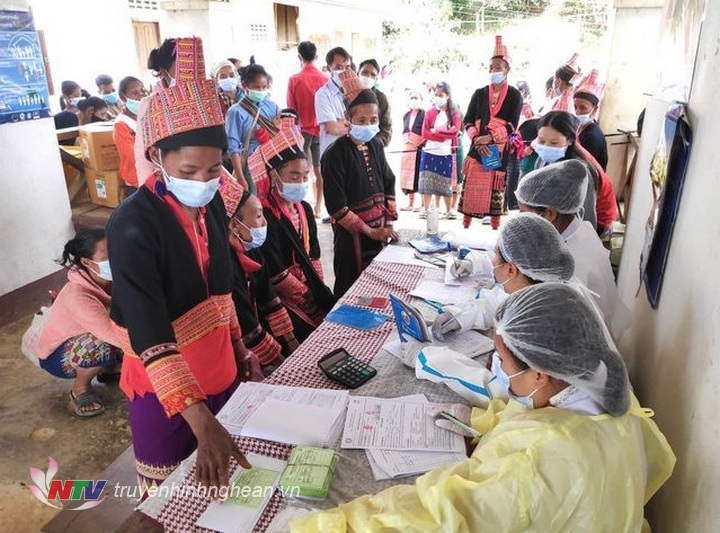 Lào tiến hành tiêm vắc xin phòng Covid-19 cho người dân vùng sâu, vùng xa.