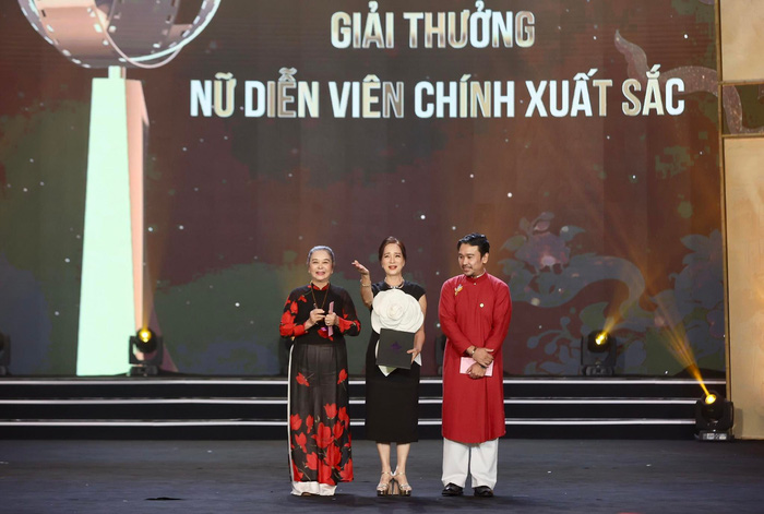 Nghệ sĩ Lê Khanh (giữa) trên sân khấu nhận giải. Ảnh: internet