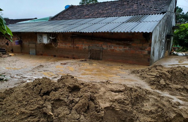 Nhà của người dân bị ngập trong bùn đất.