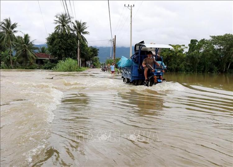 Mưa lớn kéo dài, nước lũ sông Bánh Lái dâng cao gây ngập lụt tại một số khu dân cư của huyện Tây Hòa, Phú Yên. 