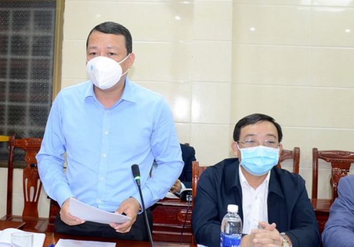 Trưởng Ban chỉ đạo Phòng, chống dịch Covid-19 huyện Nghi Lộc báo cáo tình hình dịch trên địa bàn.